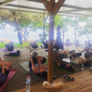 Zihin Günleri platformunda Çağla Güngör ve Seda Shambhavi hocalarımızın rehberliğinde düzenlenen Yin Yoga Uzmanlaşma programı inzivamızdan… Konuk hocalarımız Bora Ercan ve Nilüfer Eyiişleyen’di.